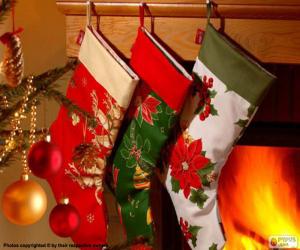 yapboz Dekorasyonu ile Noel çorapları ve baca duvarda asılı